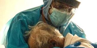 Cena de médico abraçando idoso com Covid-19 que sentia falta da esposa se espalha pelo mundo Cena de médico abraçando idoso com Covid-19 que sentia falta da esposa se espalha pelo mundo