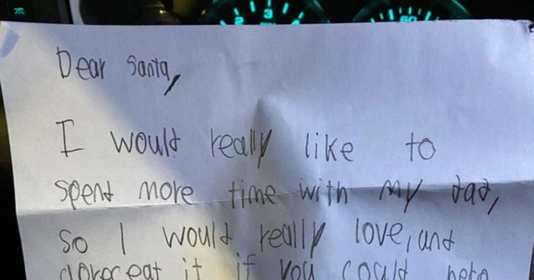 Criança escreve carta emotiva para o Papai Noel que deixa seu pai em lágrimas