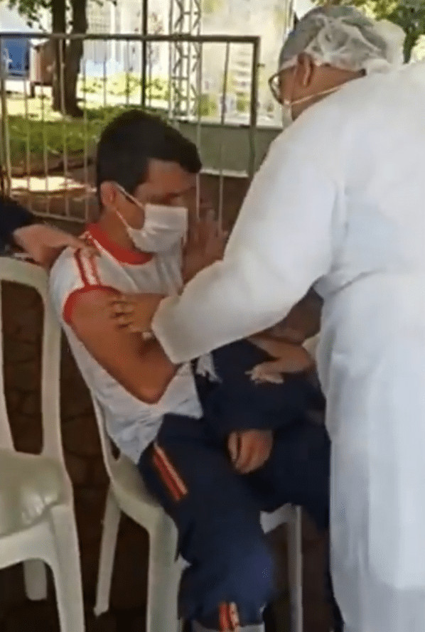 ideiasnutritivas.com - Socorrista com medo de agulha desmaia ap&oacute;s receber vacina: v&iacute;deo da tremedeira viralizou