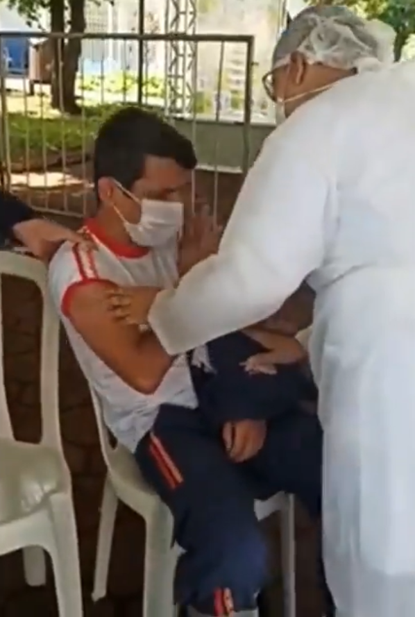 2021 01 22 1 - Socorrista com medo de agulha desmaia após receber vacina: vídeo da tremedeira viralizou