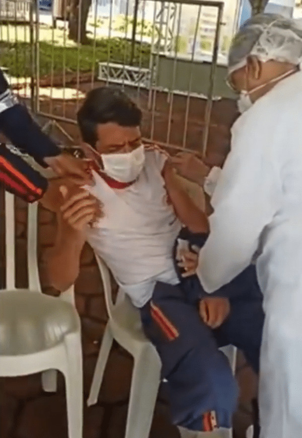 ideiasnutritivas.com - Socorrista com medo de agulha desmaia ap&oacute;s receber vacina: v&iacute;deo da tremedeira viralizou