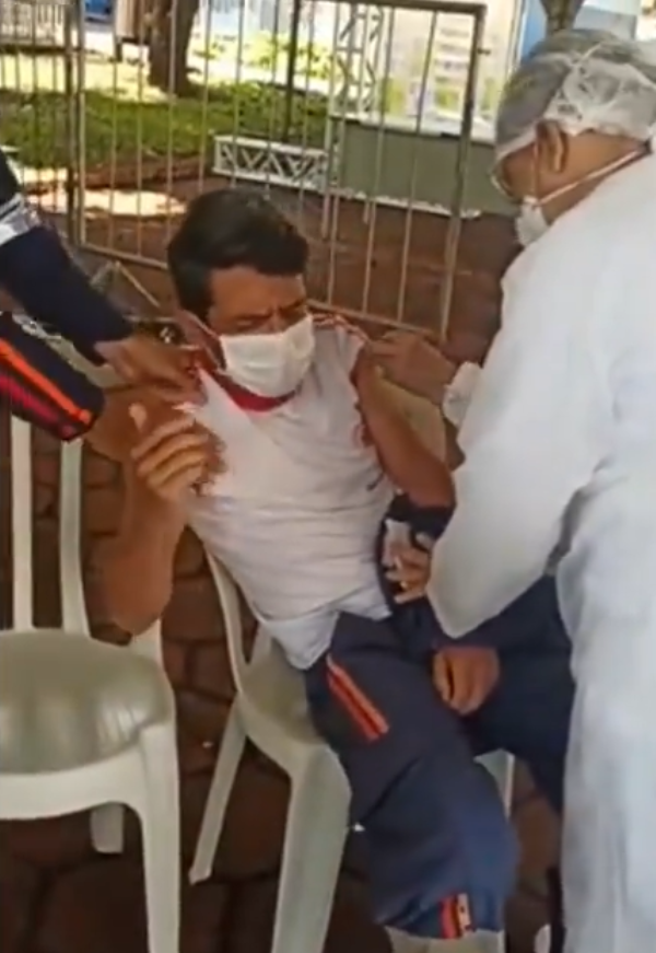 2021 01 22 3 - Socorrista com medo de agulha desmaia após receber vacina: vídeo da tremedeira viralizou