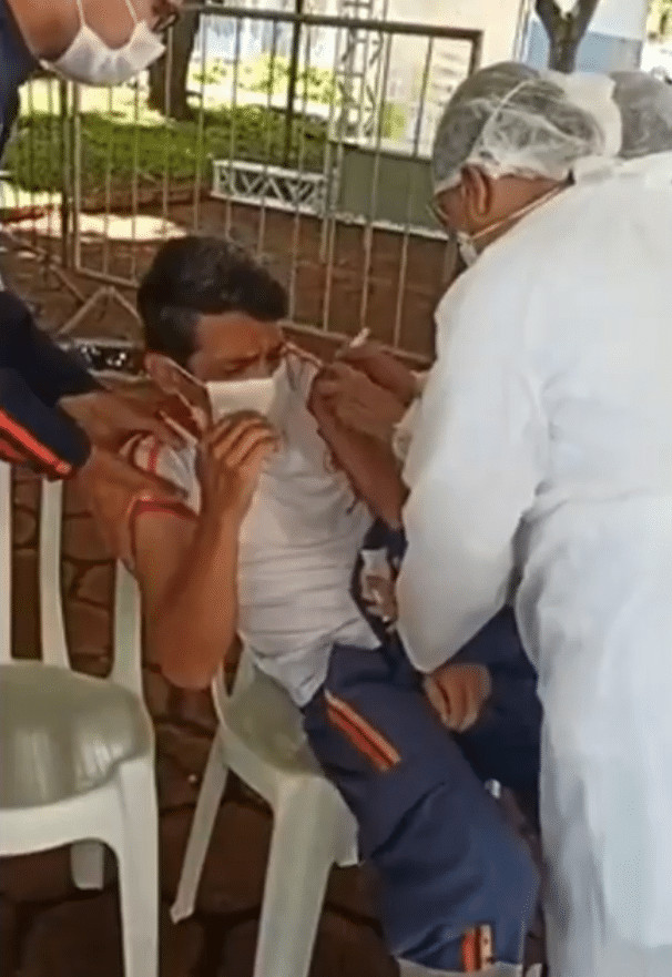ideiasnutritivas.com - Socorrista com medo de agulha desmaia ap&oacute;s receber vacina: v&iacute;deo da tremedeira viralizou