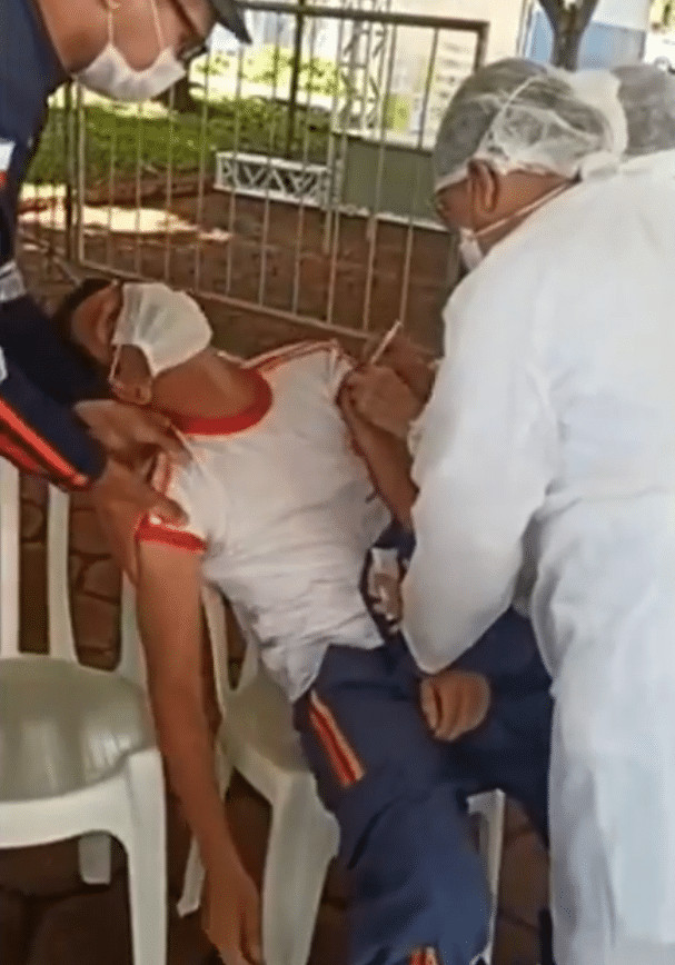 ideiasnutritivas.com - Socorrista com medo de agulha desmaia ap&oacute;s receber vacina: v&iacute;deo da tremedeira viralizou