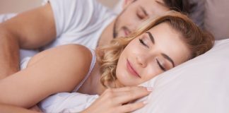 Dormir abraçado alivia o stress e favorece a saúde, segundo estudo Dormir abraçado alivia o stress e favorece a saúde, segundo estudo