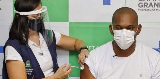 Enfermeiro que dormia no terraço para não infectar mãe é vacinado contra Covid-19 Enfermeiro que dormia no terraço para não infectar mãe é vacinado contra Covid-19