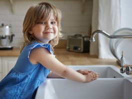 Para lavar a louça é melhor usar esponja ou escova? Estudo mostra qual!