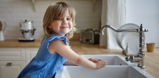 Para lavar a louça é melhor usar esponja ou escova? Estudo mostra qual! Para lavar a louça é melhor usar esponja ou escova? Estudo mostra qual!