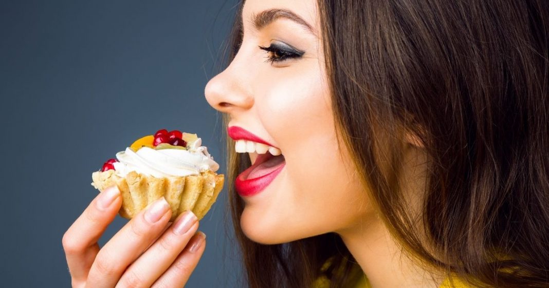 Pessoas que gostam de comer sobremesas são mais positivas e “doces”, segundo estudo