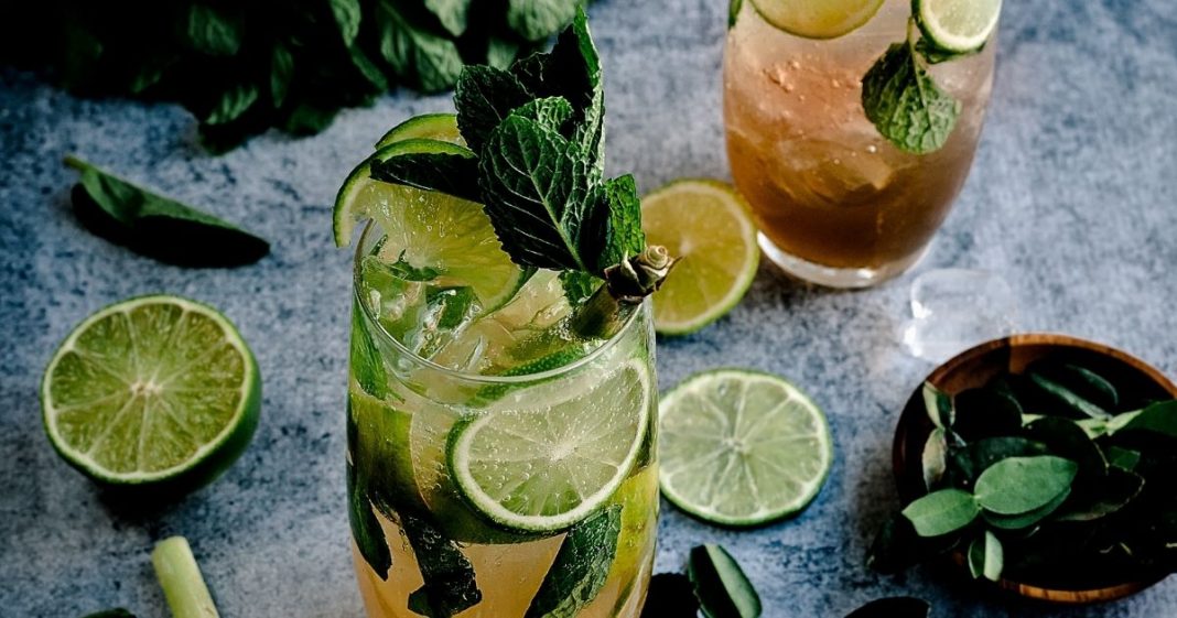 7 receitas de água saborizada que ajudam você a parar de beber refrigerante