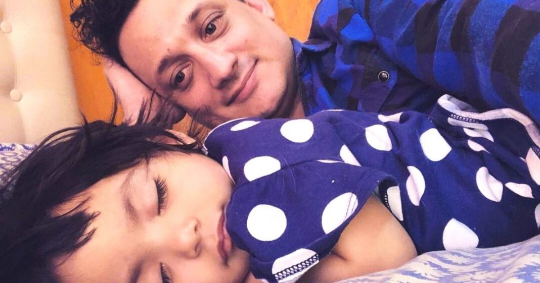 Homem gay e solteiro realiza sonho de ser pai ao adotar criança abandonada em hospital