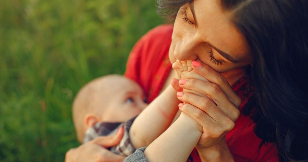 Leite materno até 1 ano eleva QI, renda e escolaridade na vida adulta; ciência explica