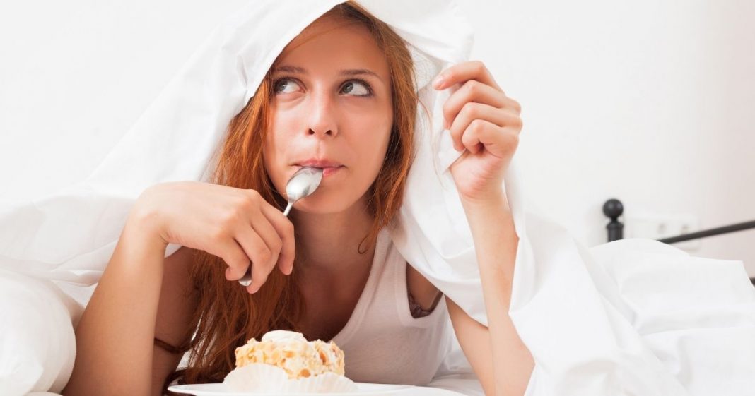 Comer mal à noite pode arruinar o trabalho do dia seguinte