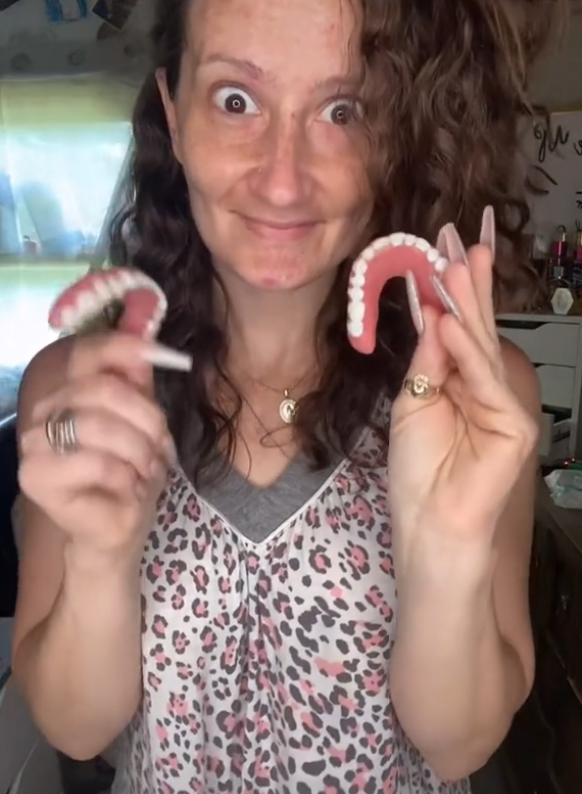 Influencer que perdeu os dentes mostra com orgulho sua transformação, apesar das críticas. ideiasnutritivas.com - Influencer que perdeu os dentes mostra com orgulho sua transformação, apesar das críticas.