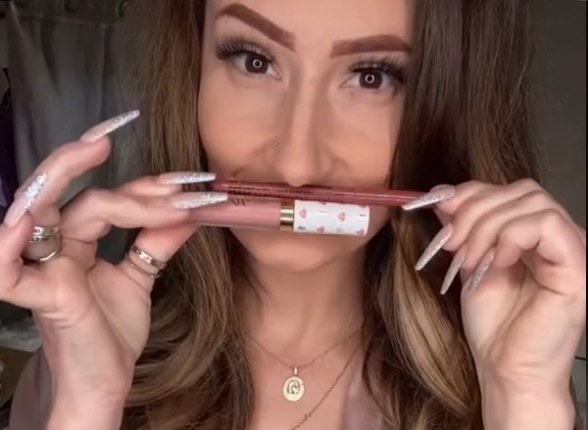 Influencer que perdeu os dentes mostra com orgulho sua transformação, apesar das críticas. ideiasnutritivas.com - Influencer que perdeu os dentes mostra com orgulho sua transformação, apesar das críticas.