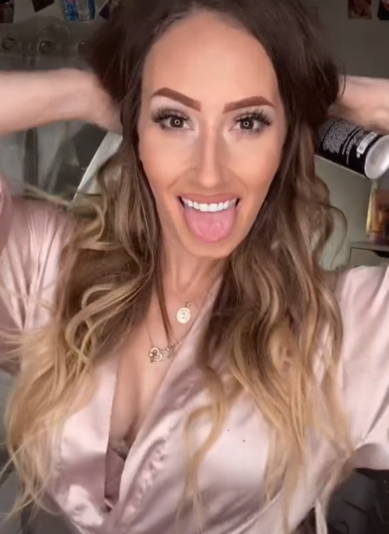 Influencer que perdeu os dentes mostra com orgulho sua transformação, apesar das críticas. ideiasnutritivas.com - Influencer que perdeu os dentes mostra com orgulho sua transformação, apesar das críticas.