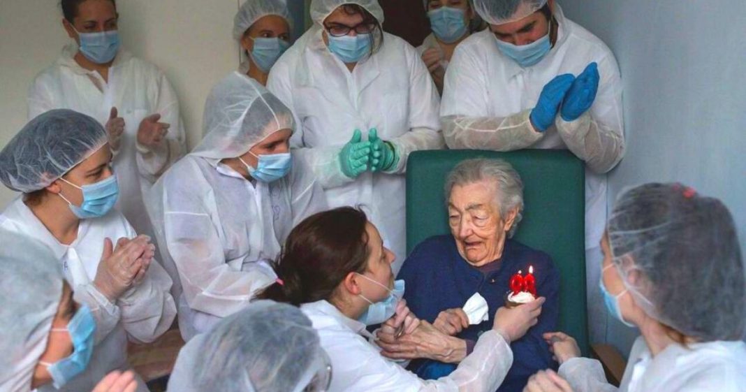 Enfermeiras comemoram aniversário de uma avó de 98 anos que venceu a COVID-19. Ela apagou as velas chorando de felicidade