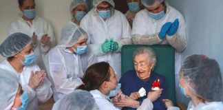 Enfermeiras comemoram aniversário de uma avó de 98 anos que venceu a COVID-19. Ela apagou as velas chorando de felicidade Enfermeiras comemoram aniversário de uma avó de 98 anos que venceu a COVID-19. Ela apagou as velas chorando de felicidade