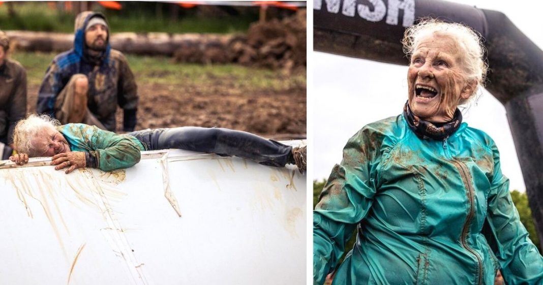 Mulher de 81 anos completa sua segunda corrida com obstáculos enormes