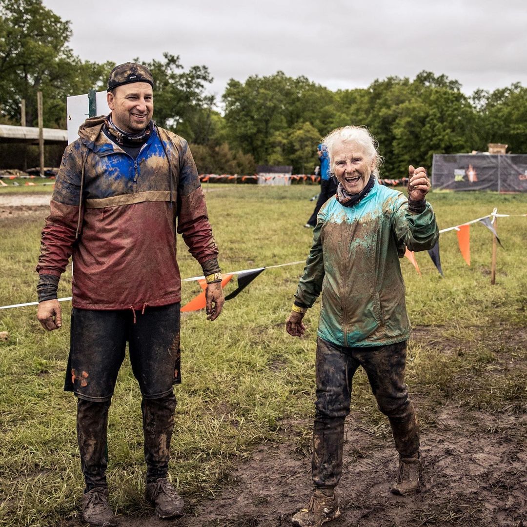 Mulher de 81 anos completa sua segunda corrida com obstáculos enormes ideiasnutritivas.com - Mulher de 81 anos completa sua segunda corrida com obstáculos enormes