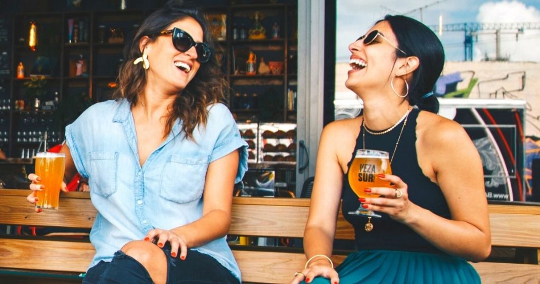 Beber cerveja pode ser mais eficaz contra rugas do que cremes anti-idade; diz estudo