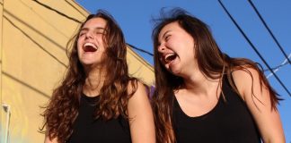 Filha mais velha tem mais probabilidade de estar acima do peso do que sua irmã mais nova Filha mais velha tem mais probabilidade de estar acima do peso do que sua irmã mais nova