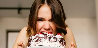 Compulsão Alimentar: Gatilhos que podem fazer alguém comer compulsivamente Compulsão Alimentar: Gatilhos que podem fazer alguém comer compulsivamente