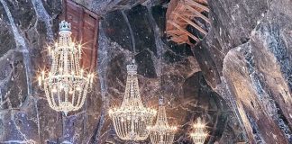 Impressionante mina de sal na Polônia com lagos subterrâneos e lustres feitos de sal parece irreal Impressionante mina de sal na Polônia com lagos subterrâneos e lustres feitos de sal parece irreal