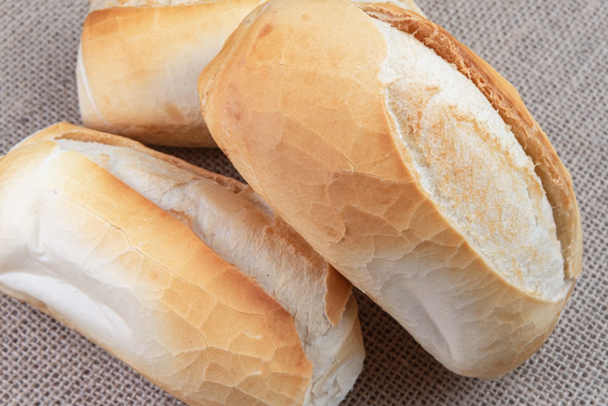 macro detail of french bread scaled - Estudo revela que congelar pão francês pode ajudar a emagrecer