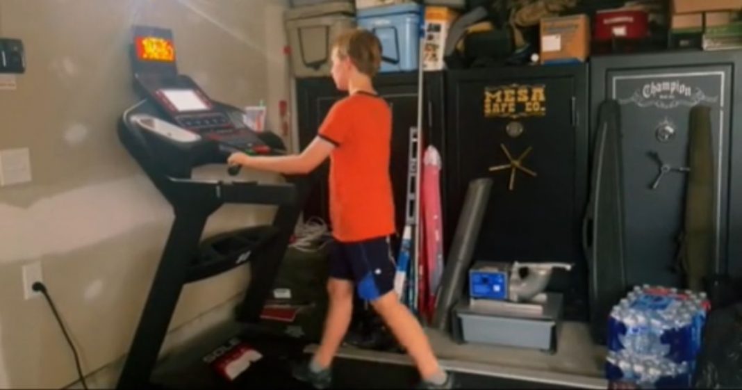 Mãe faz filho andar na esteira enquanto assiste TV – pais dividem opiniões