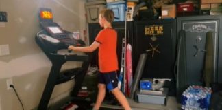 Mãe faz filho andar na esteira enquanto assiste TV – pais dividem opiniões Mãe faz filho andar na esteira enquanto assiste TV – pais dividem opiniões