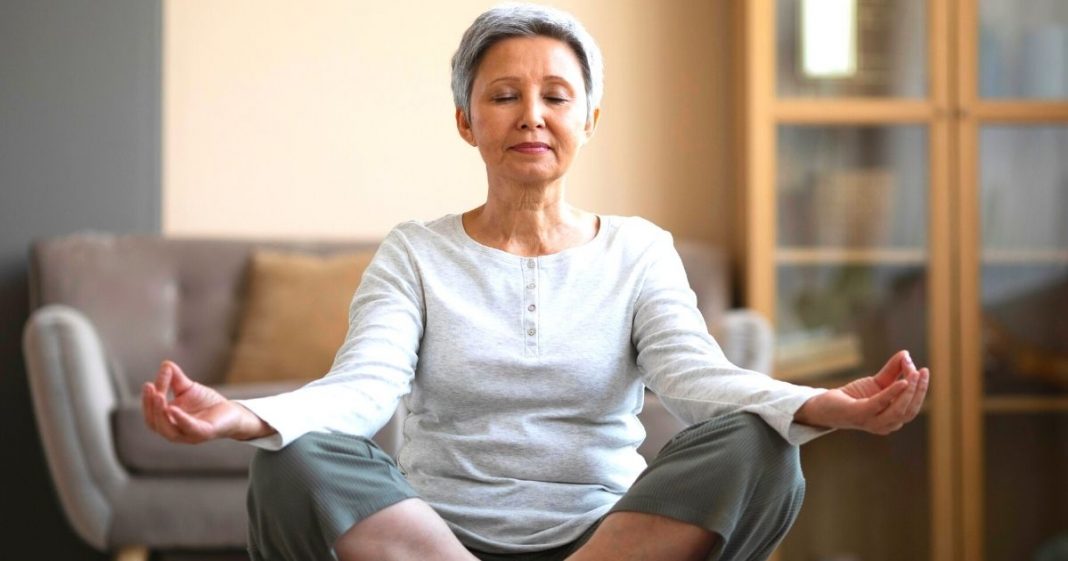 Meditar pode ser mais eficaz que  medicamentos em pacientes com Alzheimer, indica estudo