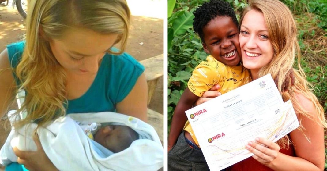 Mulher adotou criança órfã de Uganda após 6 anos de luta e gastando todas as suas economias