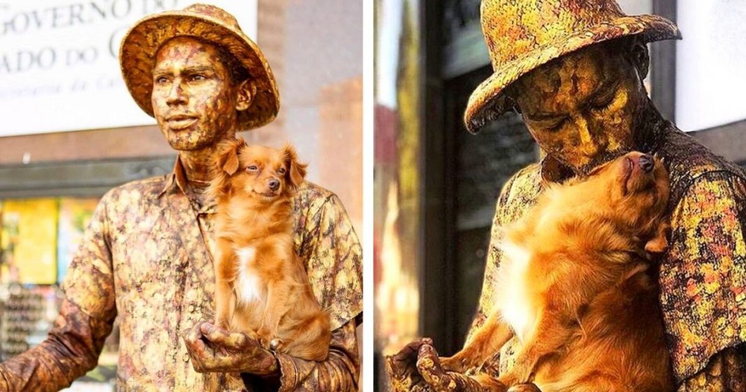Cachorrinha ajuda seu pai humano fazendo estátua viva junto com ele