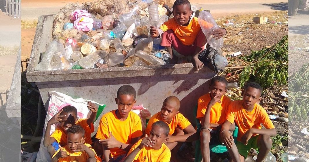 Crianças de Madagascar estão limpando as praias de plástico e salvando tartarugas marinhas