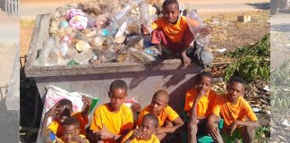 Crianças de Madagascar estão limpando as praias de plástico e salvando tartarugas marinhas Crianças de Madagascar estão limpando as praias de plástico e salvando tartarugas marinhas