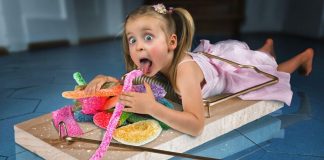 Fotógrafo cria fotos malucas com seus filhos e o resultado é incrível Fotógrafo cria fotos malucas com seus filhos e o resultado é incrível