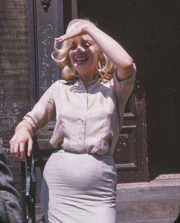 imagens de marilyn monroe inspiram amor proprio com suas curvas extremamente femininas 10 - Imagens de Marilyn Monroe inspiram amor próprio com suas curvas extremamente femininas