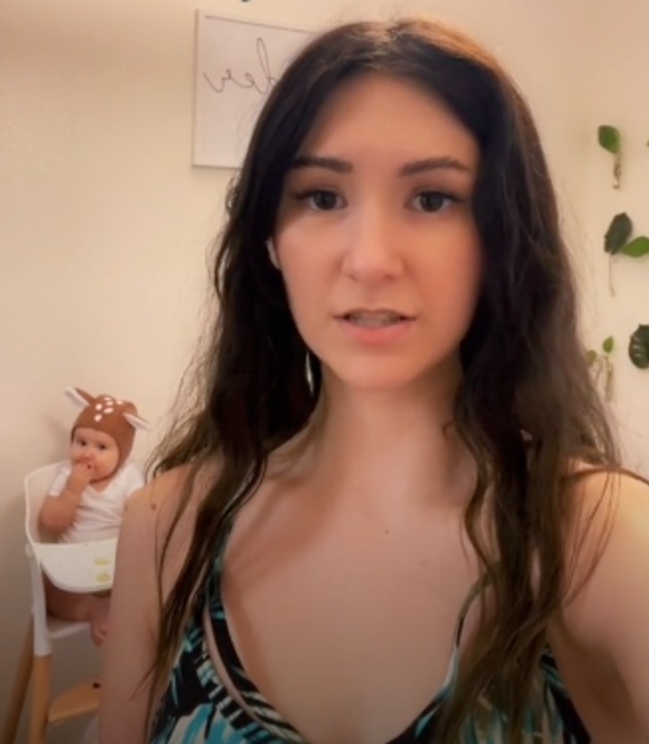 Mãe publica vídeo e é criticada por mastigar a comida do bebê antes de dá-la ideiasnutritivas.com - Mãe publica vídeo e é criticada por mastigar a comida do bebê antes de dá-la
