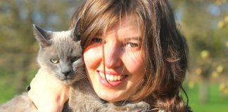 Mulher expulsa namorado de casa após ouvi-lo ameaçando sua gatinha Mulher expulsa namorado de casa após ouvi-lo ameaçando sua gatinha