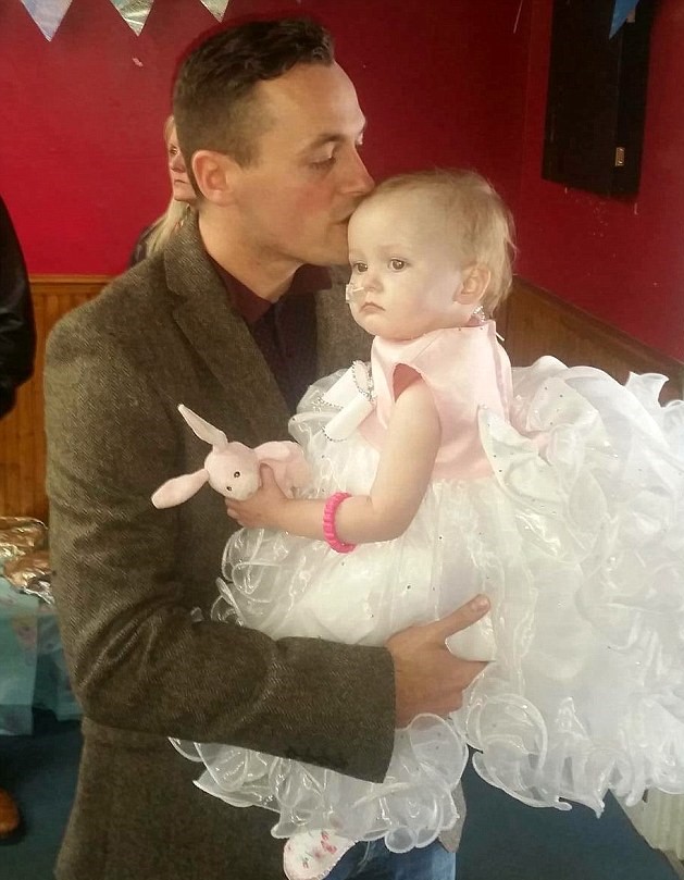 ideiasnutritivas.com - Pai 'casa-se' com sua filha de 16 meses ao saber que ela teria apenas mais dois dias de vida