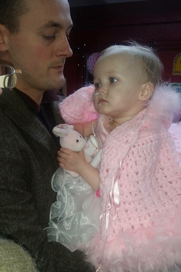 ideiasnutritivas.com - Pai 'casa-se' com sua filha de 16 meses ao saber que ela teria apenas mais dois dias de vida