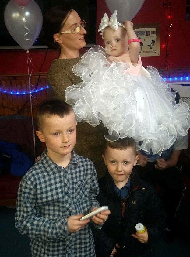 ideiasnutritivas.com - Pai 'casa-se' com sua filha de 16 meses ao saber que ela teria apenas mais dois dias de vida