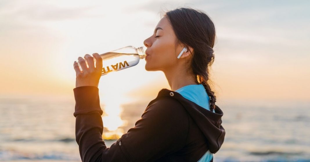 Qual temperatura ideal para beber a água e aumentar seus benefícios (e perder peso?)