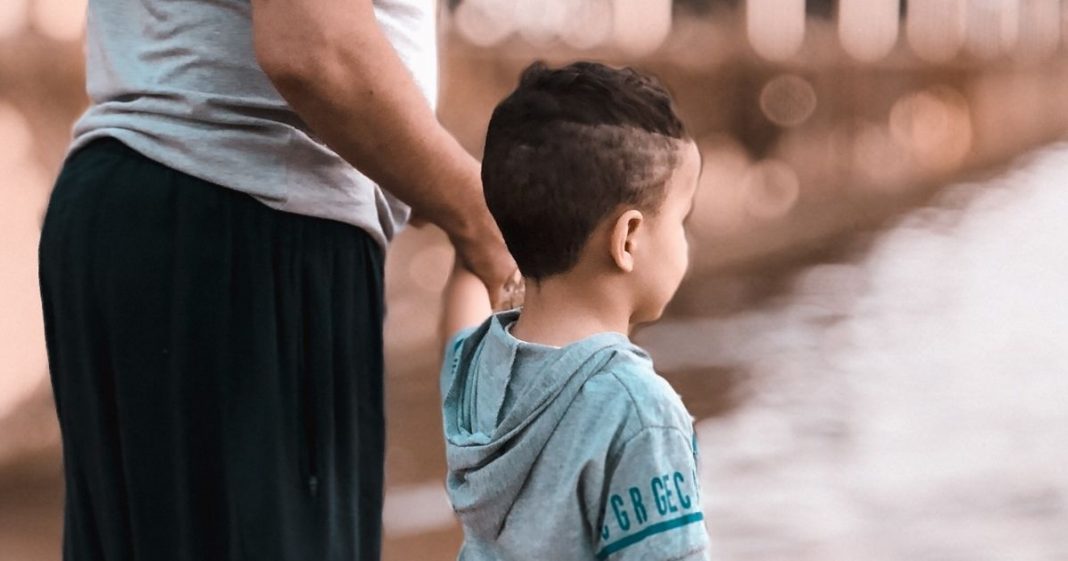 Após 12 horas de trabalho, mãe ainda ouve comentário maldoso ao levar o filho na escola: ‘Ela fede’