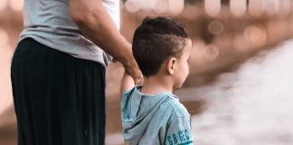 Após 12 horas de trabalho, mãe ainda ouve comentário maldoso ao levar o filho na escola: ‘Ela fede’ Após 12 horas de trabalho, mãe ainda ouve comentário maldoso ao levar o filho na escola: ‘Ela fede’