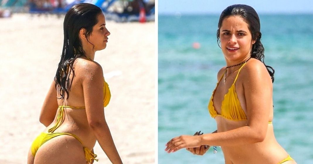 Camila Cabello esbanja amor-próprio exibindo corpo com biquíni minúsculo