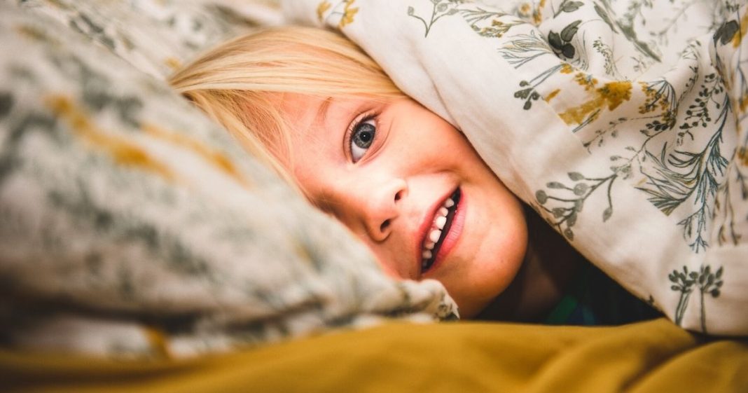 Mãe coloca seus filhos para dormir já vestidos para o dia seguinte para economizar tempo