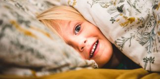 Mãe coloca seus filhos para dormir já vestidos para o dia seguinte para economizar tempo Mãe coloca seus filhos para dormir já vestidos para o dia seguinte para economizar tempo