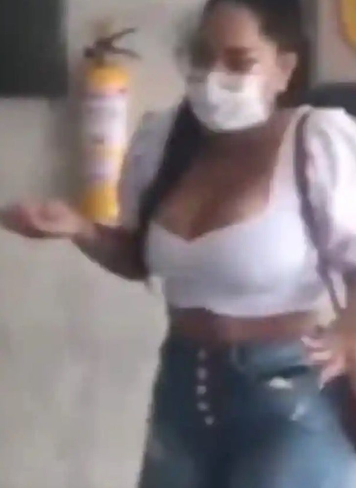 Mãe foi impedida de entrar na escola do filho por causa de sua roupa: "Me senti discriminada" ideiasnutritivas.com - Mãe foi impedida de entrar na escola do filho por causa de sua roupa: "Me senti discriminada"
